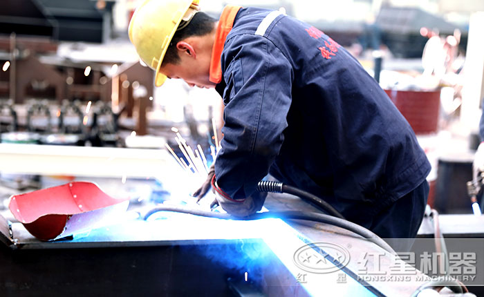 红星技术工人车间焊接作业中 红星技术工人车间焊接作业中