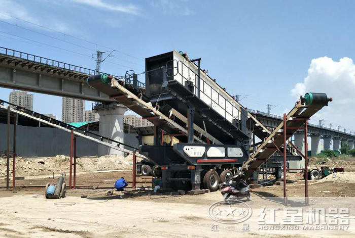 移动式石料破碎设备工作现场 移动式石料破碎设备工作现场