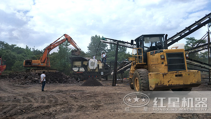 移动碎煤机搭载颚式破碎机生产作业现场 移动碎煤机搭载颚式破碎机生产作业现场
