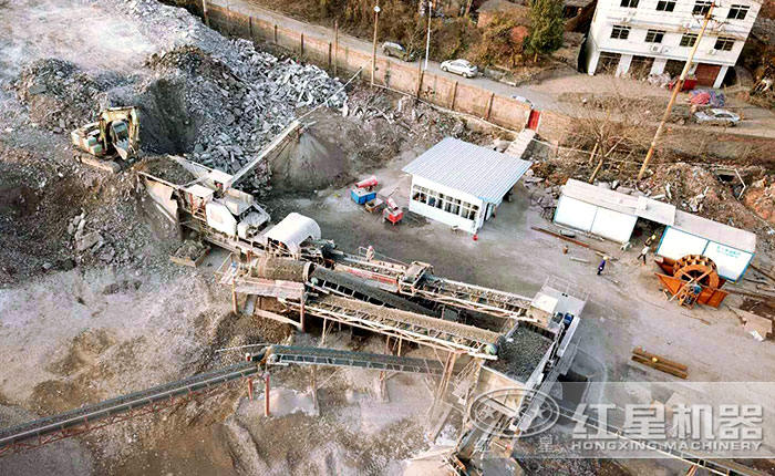 可移动石子破碎机双机合作破碎建筑垃圾现场俯视图 可移动石子破碎机双机合作破碎建筑垃圾现场俯视图