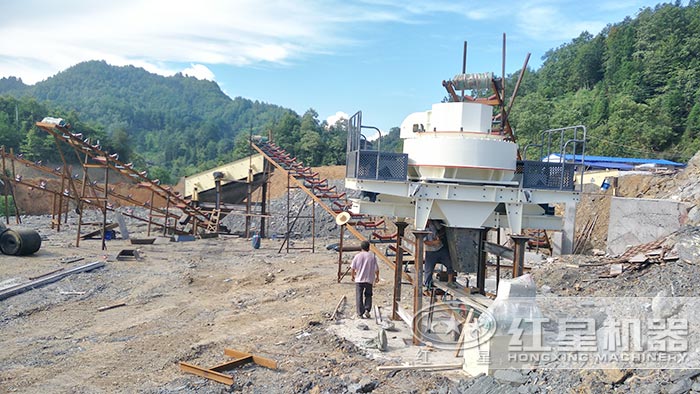 正在搭建的成套制砂机设备