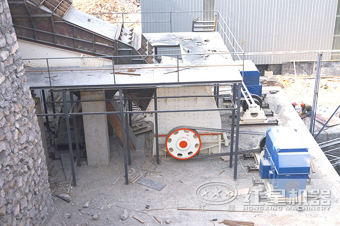 锤式破碎机作业现场 锤式破碎机作业现场