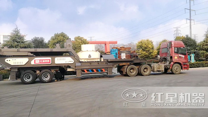 轮胎移动制砂机车头牵引下到施工现场